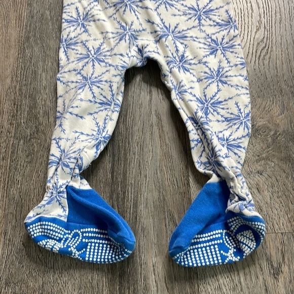 Burt’s Bees Baby Blue and White Snowflake Footie Pajama One Piece, size 0-3 mo - Picture 5 of 7